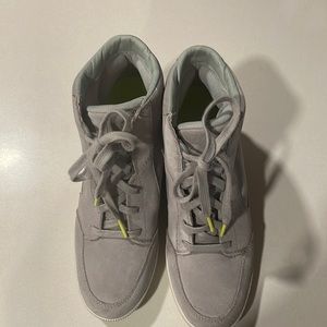 Super comfy and fun gray suede Sorel boots. Great condition barely worn!